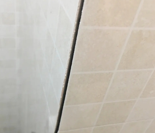 南溪瓷砖空鼓维修公司分享阳台瓷砖脱落的修复过程可以分为以下几个步骤