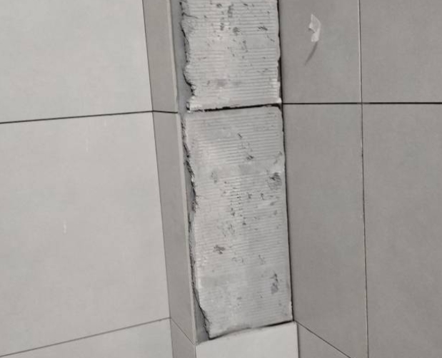 南溪瓷砖空鼓维修公司分享下瓷砖施工前基层浇水润湿程度不足，可能导致以下问题